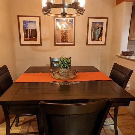 Magical Santa Fe Stay, Minutes From Town Square, Sleeps 4, Includes Free Parking And Outdoor Hot Tub! Exterior foto
