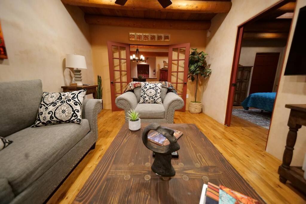 Magical Santa Fe Stay, Minutes From Town Square, Sleeps 4, Includes Free Parking And Outdoor Hot Tub! Exterior foto