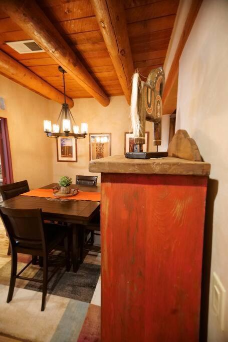 Magical Santa Fe Stay, Minutes From Town Square, Sleeps 4, Includes Free Parking And Outdoor Hot Tub! Exterior foto