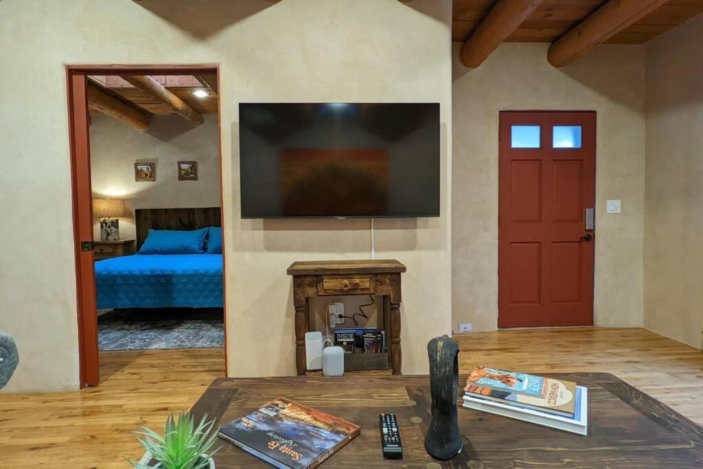 Magical Santa Fe Stay, Minutes From Town Square, Sleeps 4, Includes Free Parking And Outdoor Hot Tub! Exterior foto