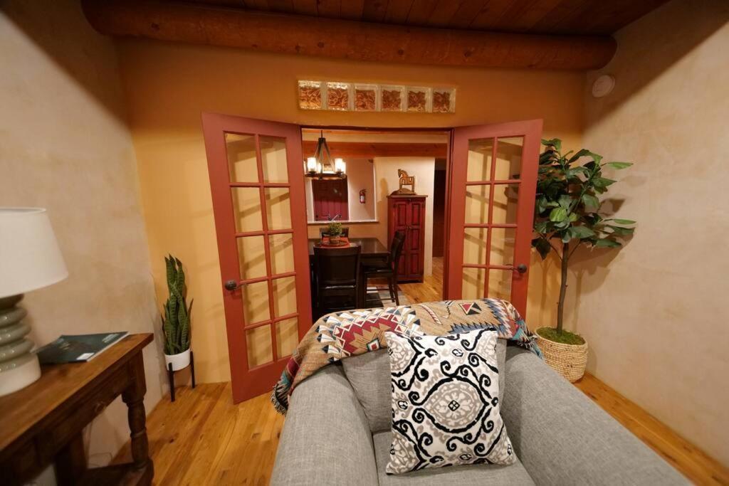 Magical Santa Fe Stay, Minutes From Town Square, Sleeps 4, Includes Free Parking And Outdoor Hot Tub! Exterior foto