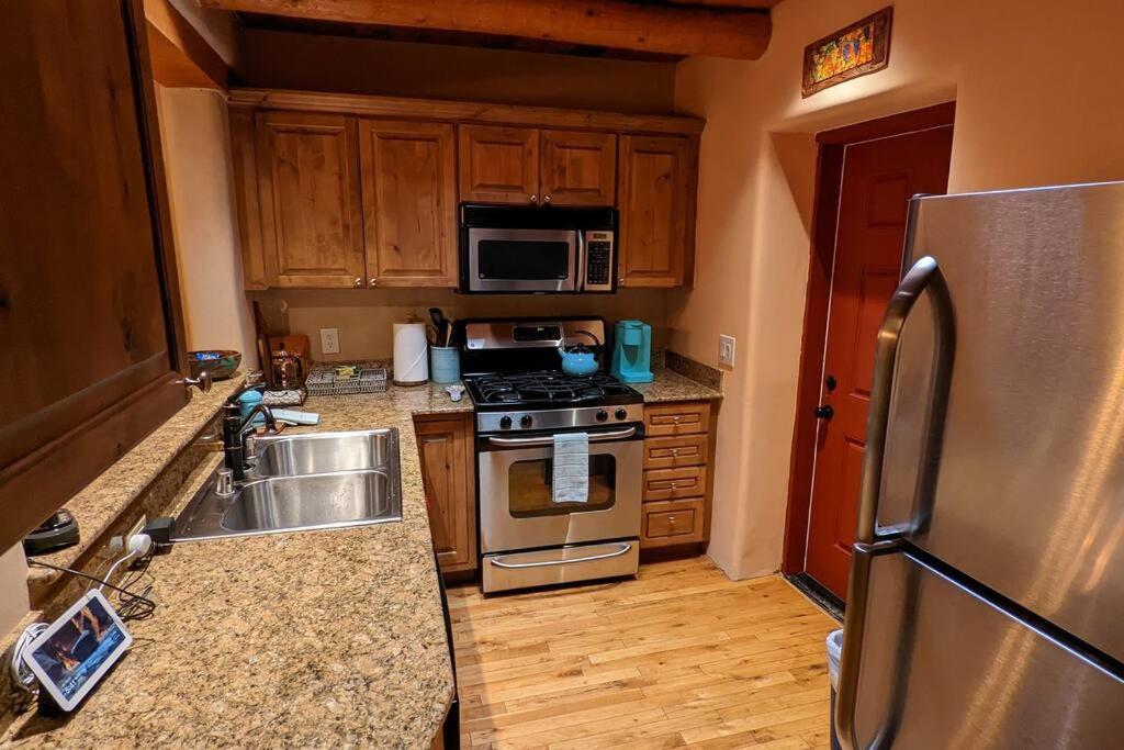 Magical Santa Fe Stay, Minutes From Town Square, Sleeps 4, Includes Free Parking And Outdoor Hot Tub! Exterior foto