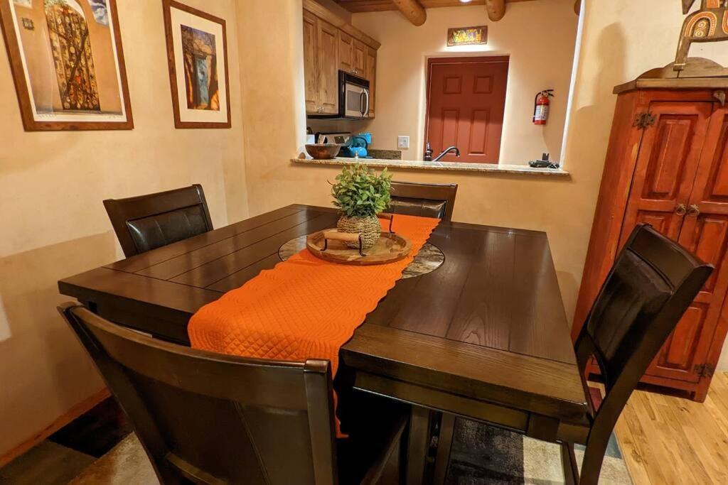Magical Santa Fe Stay, Minutes From Town Square, Sleeps 4, Includes Free Parking And Outdoor Hot Tub! Exterior foto